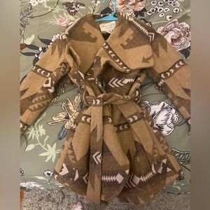 Pea/trench coat with belt 
Juniors 
Patterned